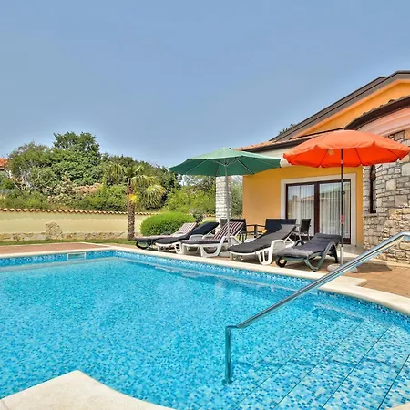 Vakantiehuis Schoene Ferienvilla Morena Mit Pool By Interhome Kaštel