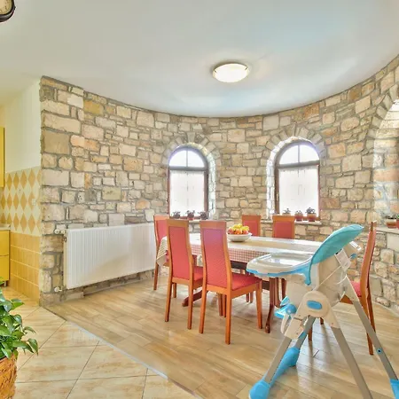 Schoene Ferienvilla Morena Mit Pool By Interhome Kaštel